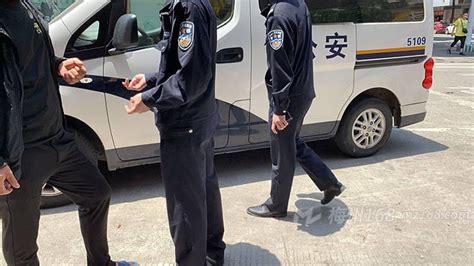网传《人生若如初见》配音导演姜广涛被警察带走，现场画面曝光