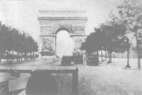 1940年6月14日，德军进占法国巴黎。图为德军机械化部队通过凯旋门-中国抗日战争-图片