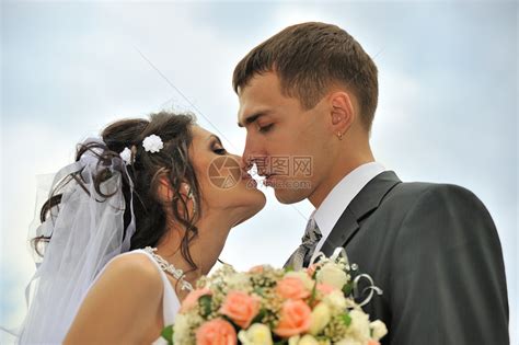新婚夫妇裙子妻子夫妻男性婚礼新娘男人花朵天空丈夫高清图片下载-正版图片320584249-摄图网