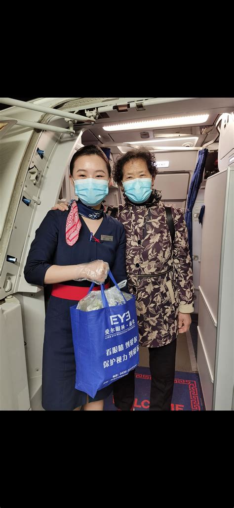 偶遇航班第一次坐飞机的老人 东航乘务员贴心服务 - 中国民用航空网