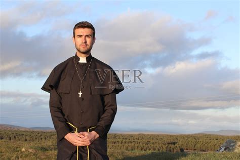 老牧师图片-穿着黑色牧师服拿着的老牧师素材-高清图片-摄影照片-寻图免费打包下载