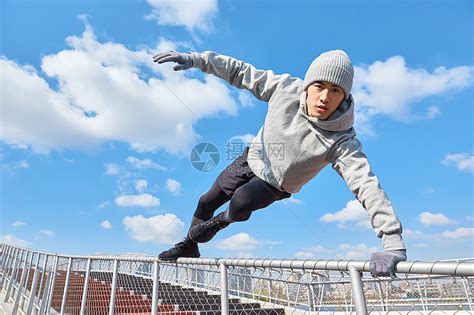 男青年做跑酷动作高清图片下载-正版图片501536315-摄图网