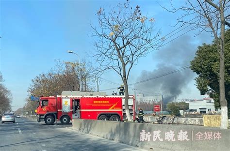 今天上午嘉定一单位发生火灾 记者现场直击_上海滩_新民网