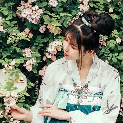 举伞的古风头像女生真人