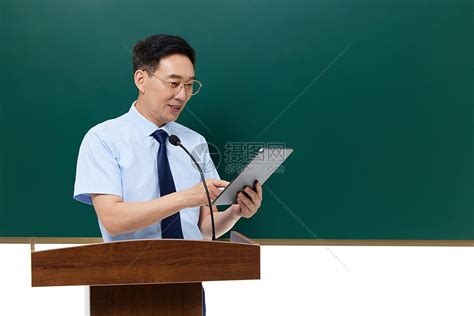 男教授手拿平板电脑在讲台上讲课高清图片下载-正版图片502495694-摄图网