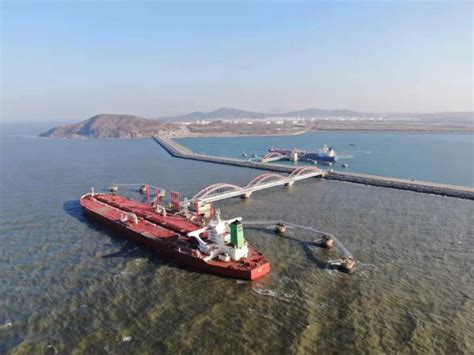 大连港长兴岛油品码头顺利完成首次原油过驳作业