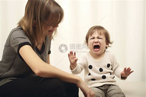 跟孩子一起哭泣的母亲高清图片下载-正版图片600276289-摄图网