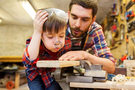 家庭,木工,木工人的父亲小儿子车间用木板工作高清图片下载-正版图片300605196-摄图网