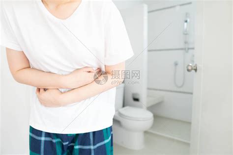 年轻女在家里的厕所前遭受腹痛腹痛的原因包括腹泻便秘中毒月经痛或肠易激高清图片下载-正版图片506575354-摄图网