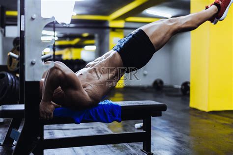 男人在健身房锻炼腹肌照片摄影图片_ID:303664998-Veer图库