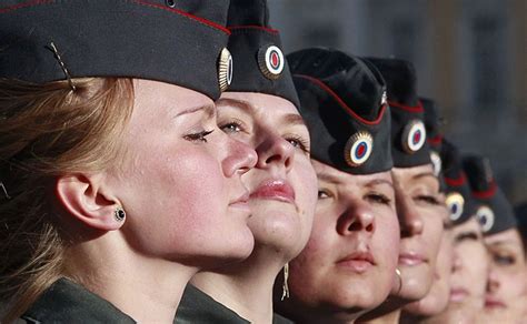 俄罗斯阅兵将首次出现女兵（图）_奇象网