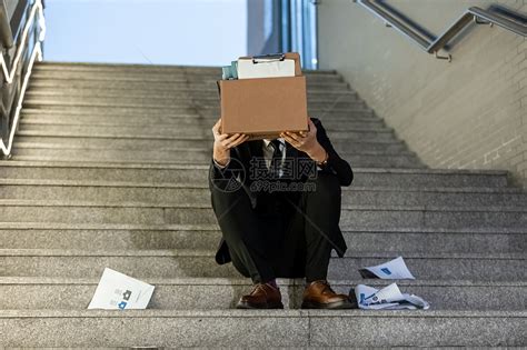 被辞退的商务男性失落的坐在楼梯上高清图片下载-正版图片501705436-摄图网