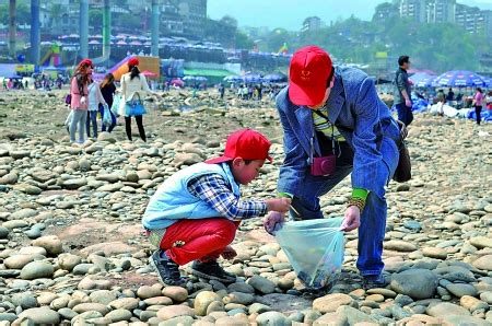 重庆：给磁器口河滩“洗澡” 重庆义工清理垃圾近1吨---中国文明网
