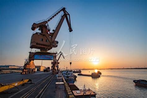 江西湖口：码头作业忙-人民图片网