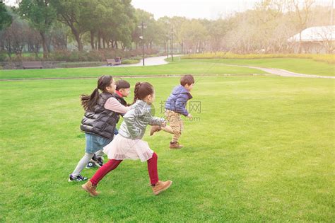 儿童草坪玩耍奔跑高清图片下载-正版图片501129211-摄图网