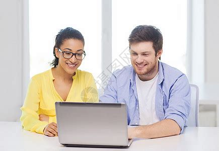 时尚的男人创业办公室用笔记本电脑高清图片下载-正版图片300684850-摄图网