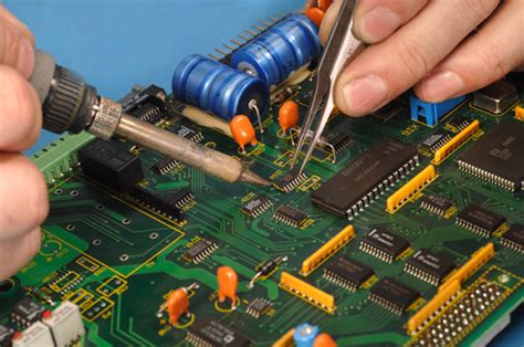 工程师是修理电路板的修理工有焊高清图片下载-正版图片506020670-摄图网