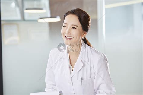医疗保健医疗理念微笑的女医生医院高清图片下载-正版图片300759302-摄图网