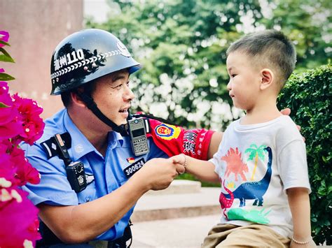 威县交警和孩子一起过“六一”_公安交通_农民互联网