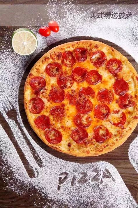 新鲜烤披萨配意大利辣香肠，橄榄和辣椒披萨必胜客高清摄影大图-千库网