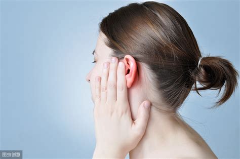 耳朵嗡嗡响是怎么回事（耳朵有时总会嗡嗡响，"祸根"可能是这5个原因，你该引起重视了） | 说明书网
