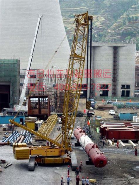 2017年5月6日滨州450吨履带吊助力化工厂设备吊装安装就位现场-鑫力泰起重安装有限公司