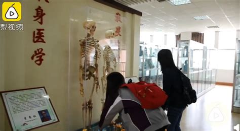 昆明医科大学举行李秉权、胡素秋夫妇骨骼标本捐献接收仪式