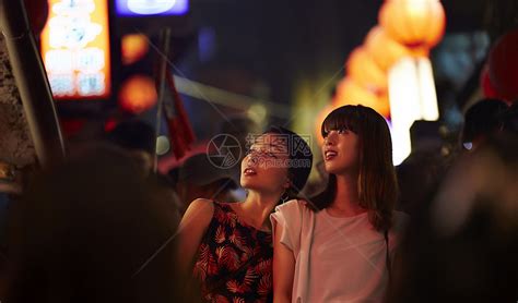 在夜市和朋友一起逛街的女游客高清图片下载-正版图片502057432-摄图网
