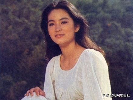 林青霞30年前旧照曝光，长发红裙性感妩媚，那时的她正值颜值巅峰