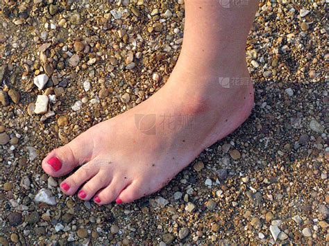 女人的脚赤脚走在草地上。summer´节草原美女高清摄影大图-千库网