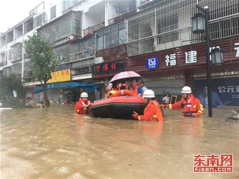 闽侯：洪水涌入小区 消防官兵营救40多名被困群众 - 社会民生 - 东南网