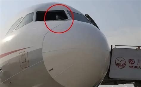 东航一A330着陆后因刹车故障停在国外机场跑道 被拖走 - 航空安全 - 航空圈——航空信息、大数据平台