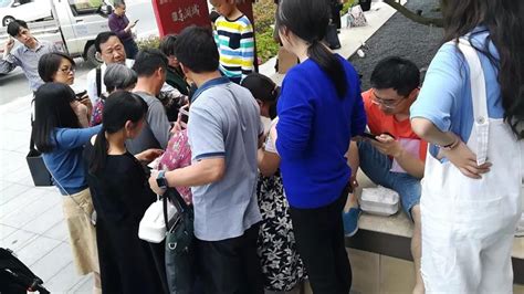 16个人抢一套房，杭州最低摇号中签率楼盘诞生！近3000组报名，凌晨3点就有人排队