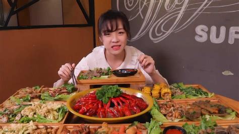 吃播大胃王mini：大手一挥点了9份的炸食，看着真是豪气！