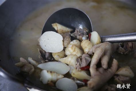 秦岭山村的天麻美食：挖来新鲜天麻炖土鸡，还可油炸清炒凉拌
