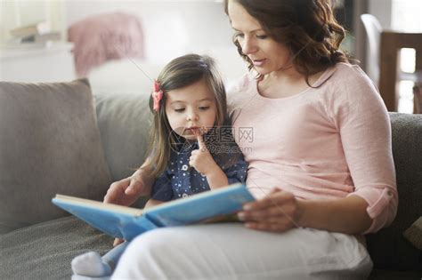 幸福的家庭阅读书嗯接下高清图片下载-正版图片502663318-摄图网