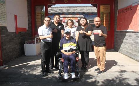 怀柔音乐节组委会为女孩捐献轮椅车 - 热点聚焦 - 爱心中国网