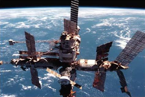 世界上第一个多舱空间站，苏联和平号空间站（01年坠毁）-小狼观天下
