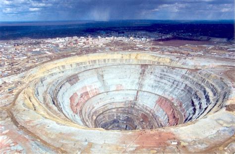 俄国陨石坑藏超级钻石矿 比全球储量总和大10倍_新浪图片