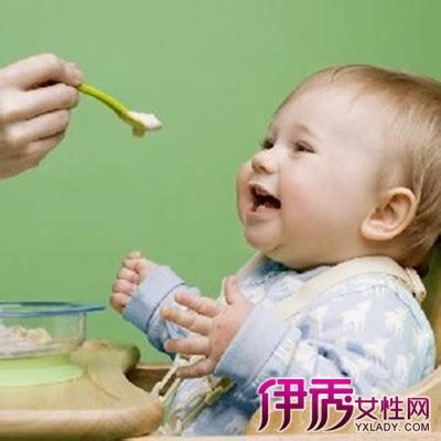 童年快乐金发小男孩吃玉米片饭桌上吃牛奶早餐麦片高清图片下载-正版图片303929947-摄图网