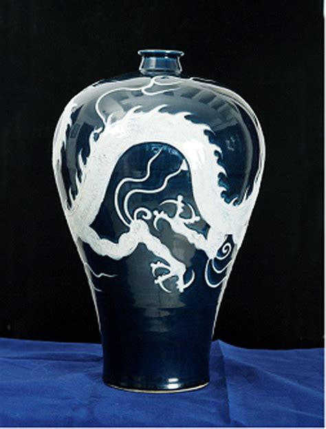 国宝档案：稀世珍品“霁蓝釉白龙纹梅瓶”传奇身世