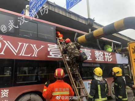 武汉洪山区一双层公交车撞上限高架|界面新闻 · 快讯