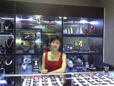 东月同学学完设计后开了自己的古董珠宝行学生就业风采 - 北京林木靖茹珠宝设计中心 www.lmbest.com