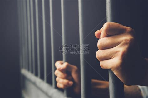 金属被困犯人关禁闭一个男人被关进监狱高清图片下载-正版图片307933785-摄图网