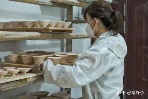 陶瓷师傅指导体验陶瓷制作的女人高清图片下载-正版图片502060166-摄图网