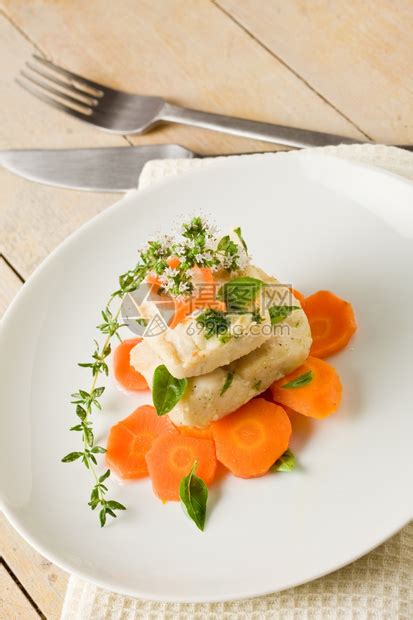 以新鲜红菜和巴西尔为生的胡萝卜上美味鳕鱼的照片饮食烹饪香气高清图片下载-正版图片307678503-摄图网