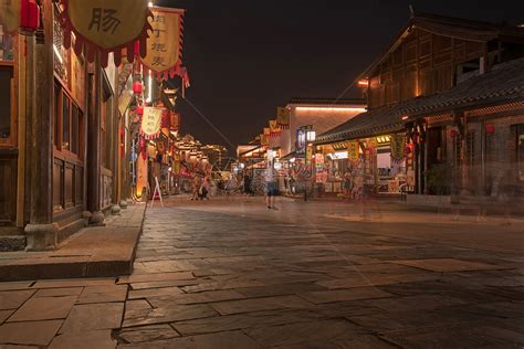 东莞黄江夜市很热闹的一个地方，田心村街道热闹非凡