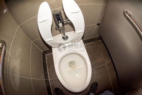 在公共厕所小便很脏高清图片下载-正版图片503643893-摄图网