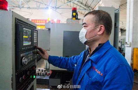 在邵阳维克液压生产车间里，戴着口罩的工人们正在有序开展各项工作
