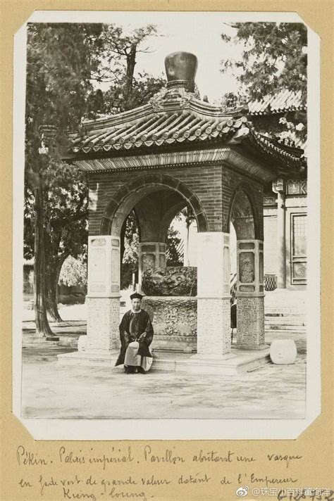 在北京北海团城承光殿前的玉瓮亭中，陈列着一件硕大的玉雕